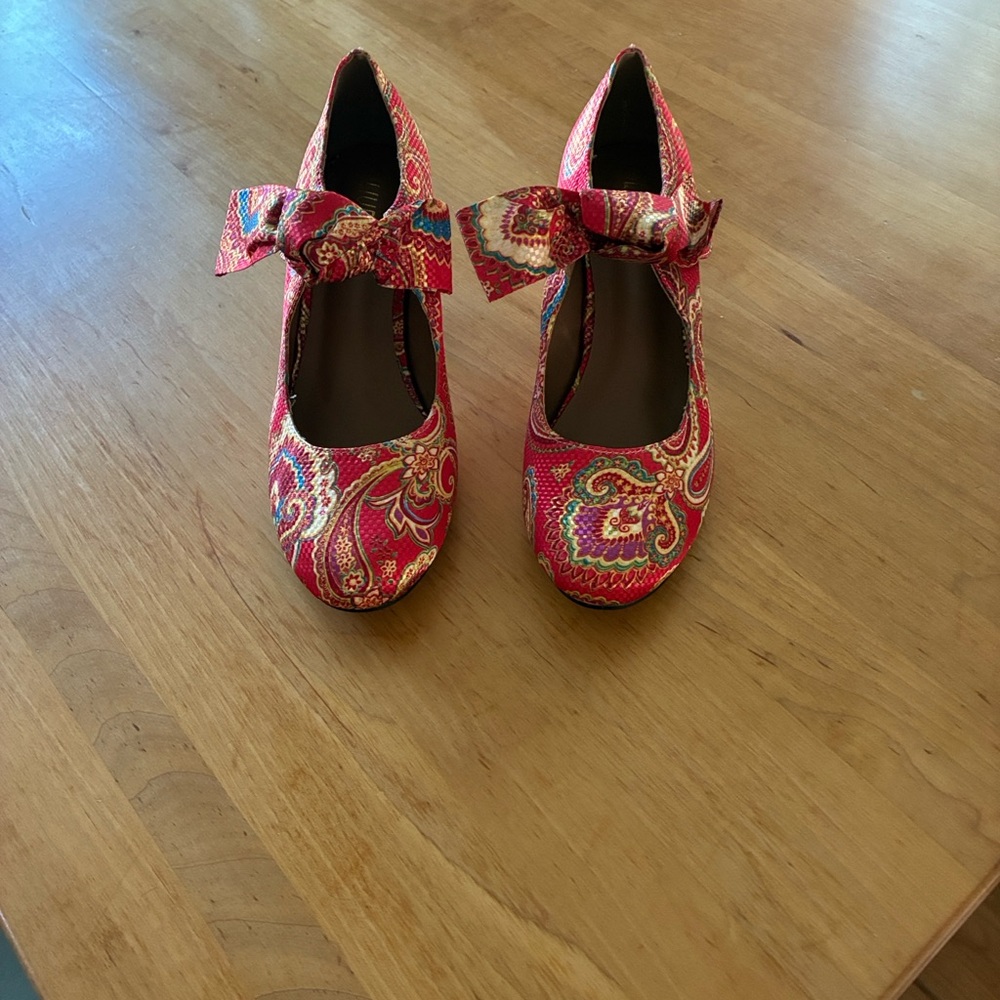 Elegant Paisley Bow Heels - Red